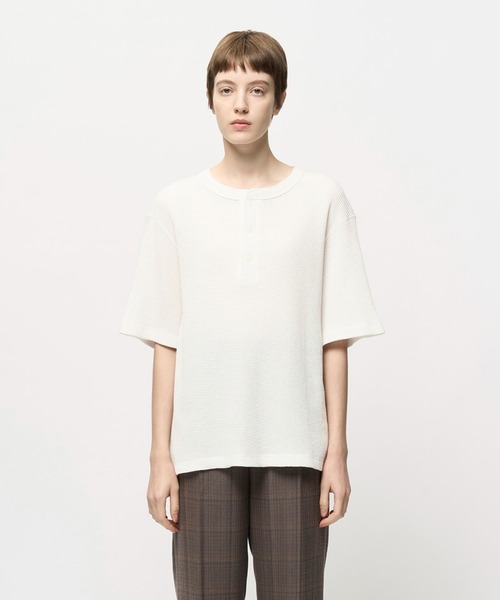 Juha(ユハ)の「SOFT WAFFLE HENLEY(Tシャツ/カットソー・メンズ・ブラック/ホワイト/グレイッシュベージュ・4/3)」の1枚目の写真