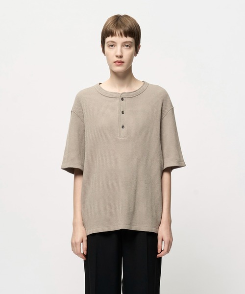 Juha(ユハ)の「SOFT WAFFLE HENLEY(Tシャツ/カットソー・メンズ・ブラック/ホワイト/グレイッシュベージュ・4/3)」の3枚目の写真