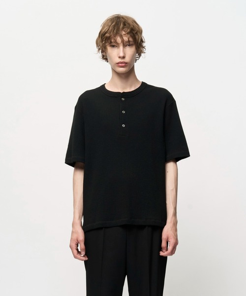 Juha(ユハ)の「SOFT WAFFLE HENLEY(Tシャツ/カットソー・メンズ・ブラック/ホワイト/グレイッシュベージュ・4/3)」の2枚目の写真