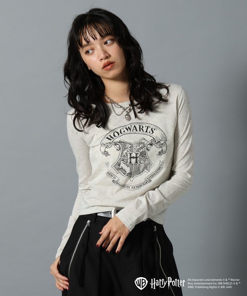 PAGEBOY(ページボーイ)の「【Harry Potter(ハリー・ポッター)】ホグワーツエンブレムシアーロンT(Tシャツ/カットソー・レディース・グレー/ブラック・FREE)」の2枚目の写真