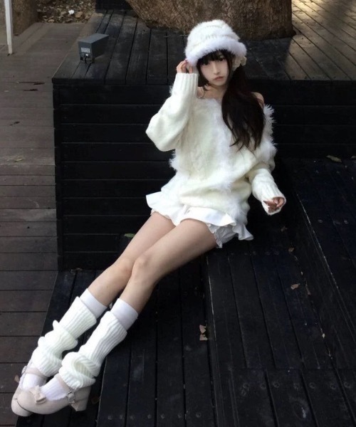 Alvia(アルビア)の「韓国風シャギーフェザー オフショル ニットトップス(ニット/セーター・レディース・ブラック/ホワイト・M)」の21枚目の写真