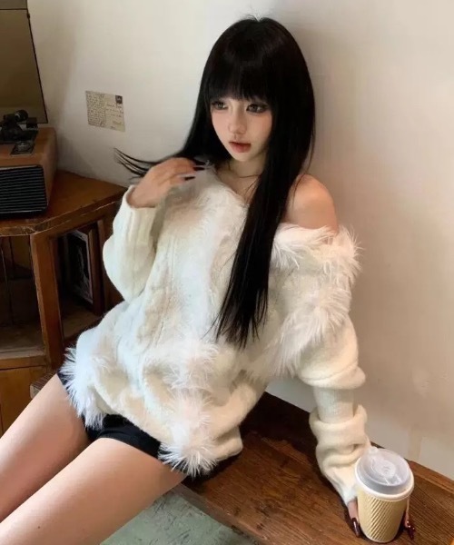 Alvia(アルビア)の「韓国風シャギーフェザー オフショル ニットトップス(ニット/セーター・レディース・ブラック/ホワイト・M)」の5枚目の写真