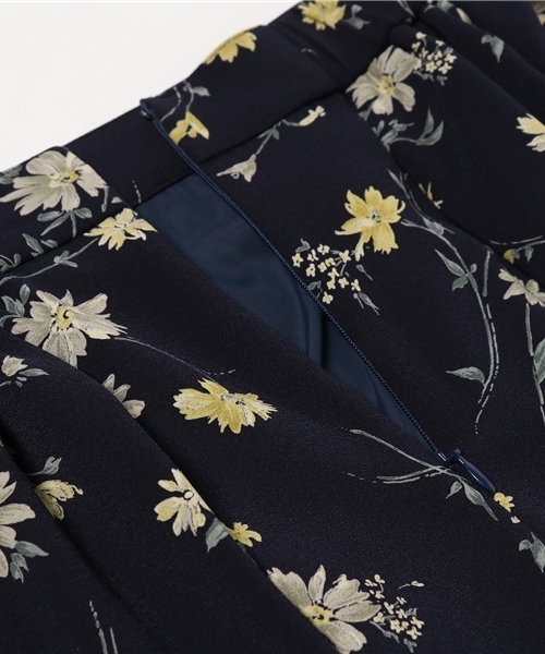 CLANE（クラネ）の「ANTIQUE FLOWER VOLUME SKIRT（スカート・レディース・ネイビー/ブラック/アイボリー・2/0/1）」の8枚目の写真
