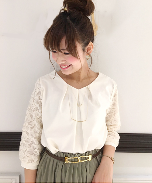 laboratory work（ラボラトリーワーク）の「袖オーガンジーレース 衿タックプルオーバー（Tシャツ/カットソー・レディース・ライトグレー/オフホワイト/ライトベージュ・MEDIUM）」の2枚目の写真