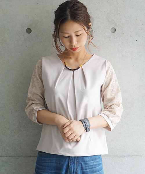 laboratory work（ラボラトリーワーク）の「袖オーガンジーレース 衿タックプルオーバー（Tシャツ/カットソー・レディース・ライトグレー/オフホワイト/ライトベージュ・MEDIUM）」の3枚目の写真