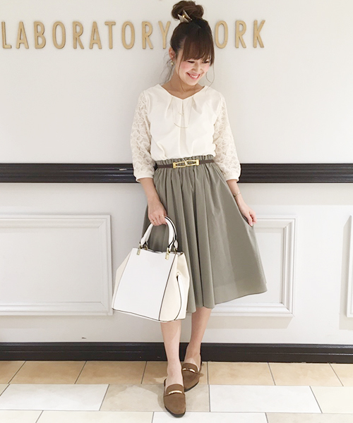 laboratory work（ラボラトリーワーク）の「袖オーガンジーレース 衿タックプルオーバー（Tシャツ/カットソー・レディース・ライトグレー/オフホワイト/ライトベージュ・MEDIUM）」の15枚目の写真