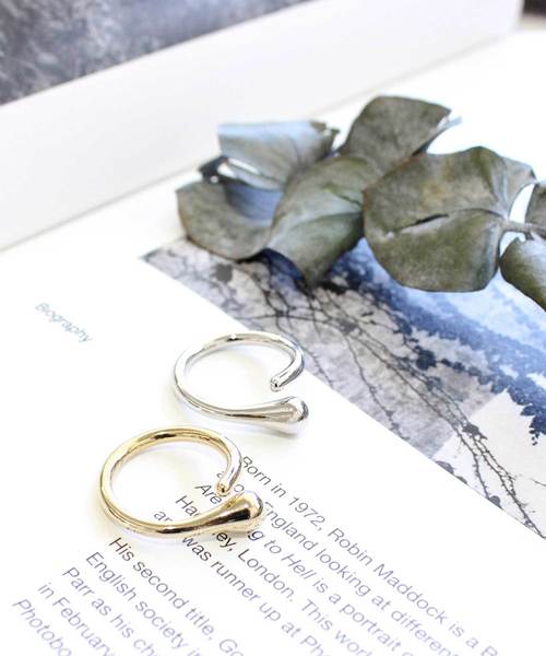 MODE ROBE（モードローブ）の「ワンドロップシンプルリング（リング・レディース・シルバー/ゴールド・13号）」の5枚目の写真