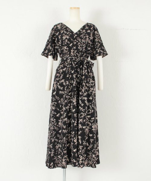 titivate（ティティベイト）の「フラワープリント半袖Vネックワンピース（シャツワンピース・レディース・ブラック/ライトベージュ・S/M/L）」の6枚目の写真