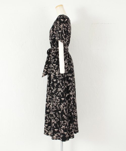 titivate（ティティベイト）の「フラワープリント半袖Vネックワンピース（シャツワンピース・レディース・ブラック/ライトベージュ・S/M/L）」の7枚目の写真