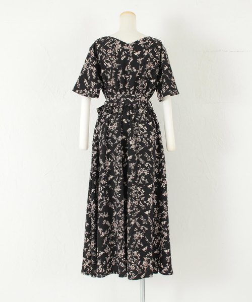 titivate（ティティベイト）の「フラワープリント半袖Vネックワンピース（シャツワンピース・レディース・ブラック/ライトベージュ・S/M/L）」の8枚目の写真