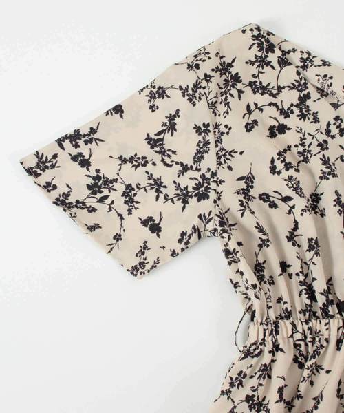 titivate（ティティベイト）の「フラワープリント半袖Vネックワンピース（シャツワンピース・レディース・ブラック/ライトベージュ・S/M/L）」の9枚目の写真