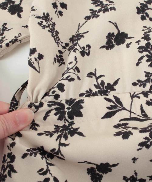 titivate（ティティベイト）の「フラワープリント半袖Vネックワンピース（シャツワンピース・レディース・ブラック/ライトベージュ・S/M/L）」の10枚目の写真