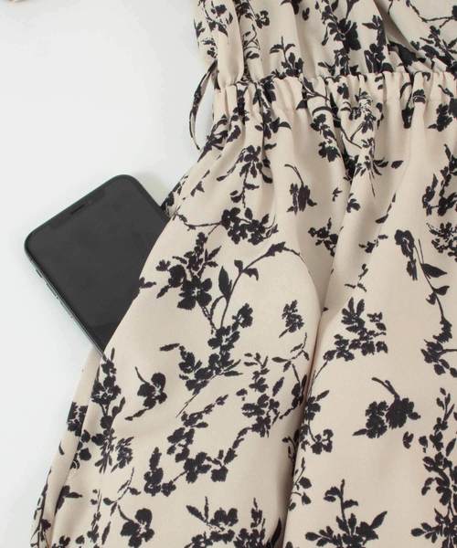 titivate（ティティベイト）の「フラワープリント半袖Vネックワンピース（シャツワンピース・レディース・ブラック/ライトベージュ・S/M/L）」の11枚目の写真