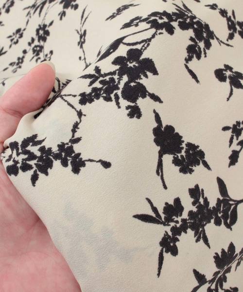 titivate（ティティベイト）の「フラワープリント半袖Vネックワンピース（シャツワンピース・レディース・ブラック/ライトベージュ・S/M/L）」の14枚目の写真