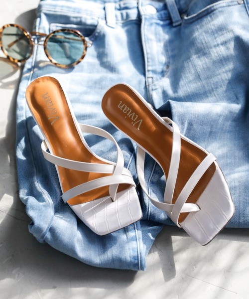 VIVIAN（ヴィヴィアン）の「スクエアトゥアシメ華奢ストラップトングサンダル（サンダル・レディース・ブラック/グレー系その他7/ダークブラウン/アイボリー・L/S/M/LL）」の2枚目の写真