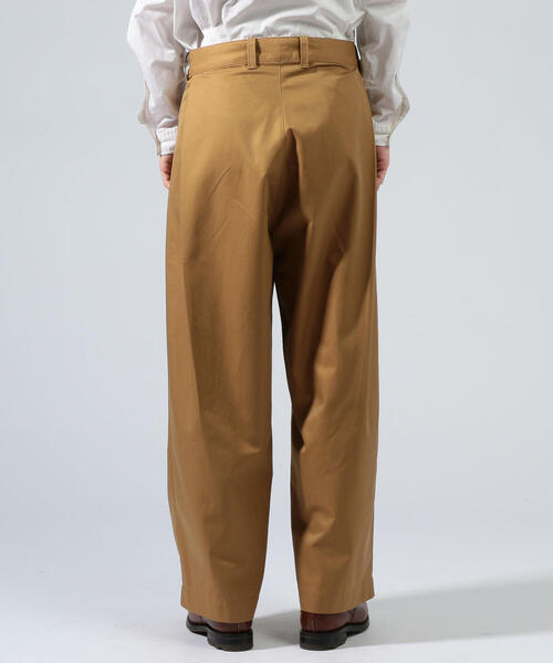 TOMORROWLAND （トゥモローランド）の「ギザコットン 2プリーツツイルシンメトリータックパンツ（その他パンツ・メンズ・キャメル・S/M/XS）」の4枚目の写真
