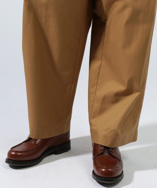 TOMORROWLAND （トゥモローランド）の「ギザコットン 2プリーツツイルシンメトリータックパンツ（その他パンツ・メンズ・キャメル・S/M/XS）」の9枚目の写真