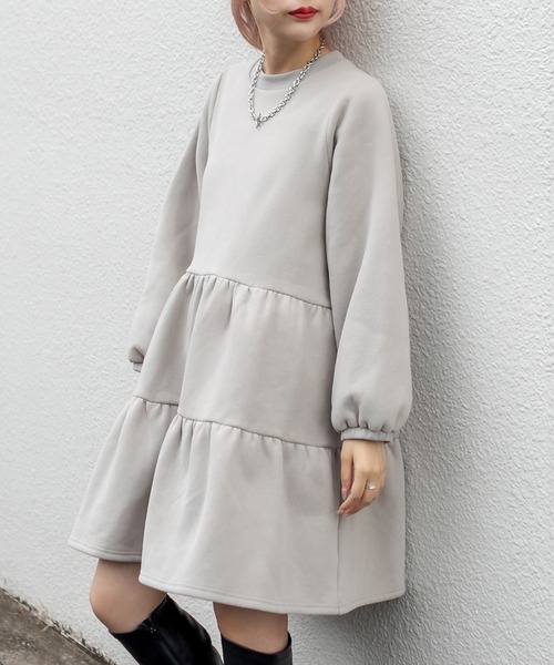 RASVOA(ラスボア)の「ボリュームティアードワンピース(ワンピース・レディース・ブラック/グレー/サックスブルー/アイボリー・FREE)」の3枚目の写真