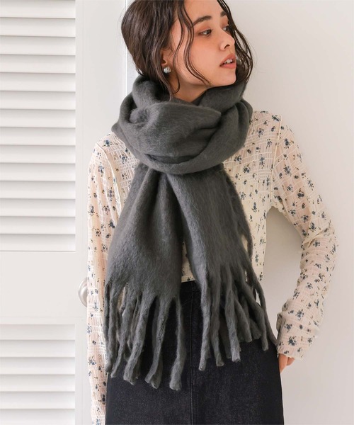 titivate(ティティベイト)の「ボリュームマフラー/ストール(マフラー・レディース・アイボリー/ブラック/ライトカーキ/ピンクベージュ/モカ/グリーン/レッド/チャコール/オレンジ/イエロー/ブルー/ライトベージュ/レッド系その他・FREE)」の3枚目の写真