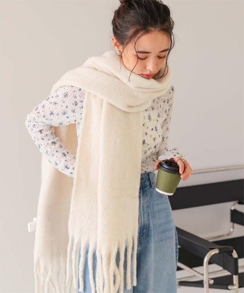 titivate(ティティベイト)の「ボリュームマフラー/ストール(マフラー・レディース・アイボリー/ブラック/ライトカーキ/ピンクベージュ/モカ/グリーン/レッド/チャコール/オレンジ/イエロー/ブルー/ライトベージュ/レッド系その他・FREE)」の1枚目の写真