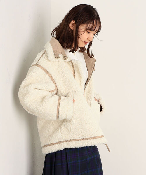 fredy emue（フレディエミュ）の「フェイクムートンB3 リバーシブルボアブルゾン（ムートンコート・レディース・ベージュ/ブラウン・38）」の6枚目の写真