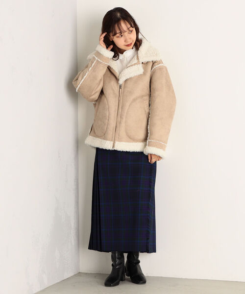 fredy emue（フレディエミュ）の「フェイクムートンB3 リバーシブルボアブルゾン（ムートンコート・レディース・ベージュ/ブラウン・38）」の11枚目の写真