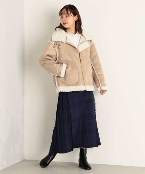 fredy emue（フレディエミュ）の「フェイクムートンB3 リバーシブルボアブルゾン（ムートンコート・レディース・ベージュ/ブラウン・38）」の4枚目の写真