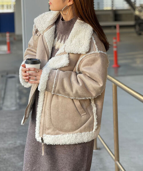 fredy emue（フレディエミュ）の「フェイクムートンB3 リバーシブルボアブルゾン（ムートンコート・レディース・ベージュ/ブラウン・38）」の9枚目の写真