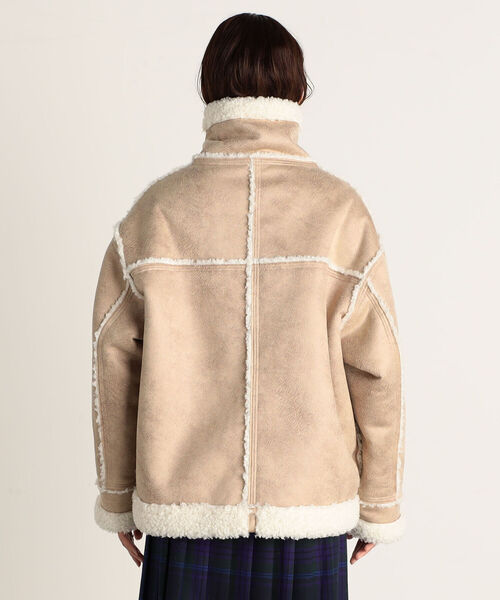 fredy emue（フレディエミュ）の「フェイクムートンB3 リバーシブルボアブルゾン（ムートンコート・レディース・ベージュ/ブラウン・38）」の5枚目の写真