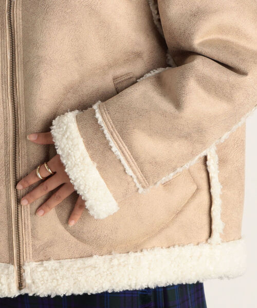 fredy emue（フレディエミュ）の「フェイクムートンB3 リバーシブルボアブルゾン（ムートンコート・レディース・ベージュ/ブラウン・38）」の18枚目の写真