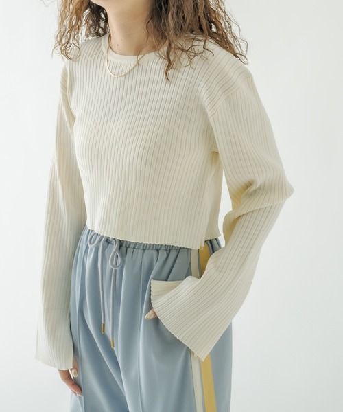 バックスリットショートニット
