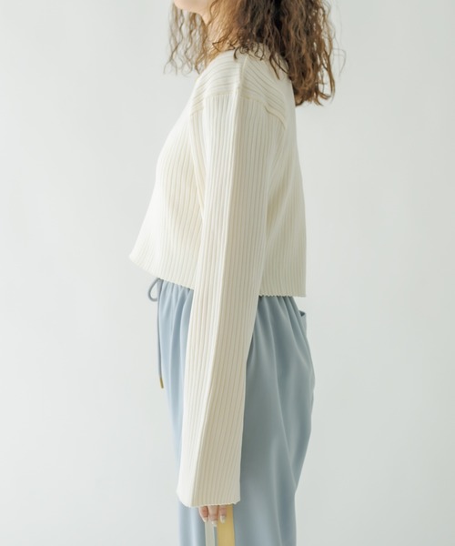 バックスリットショートニット