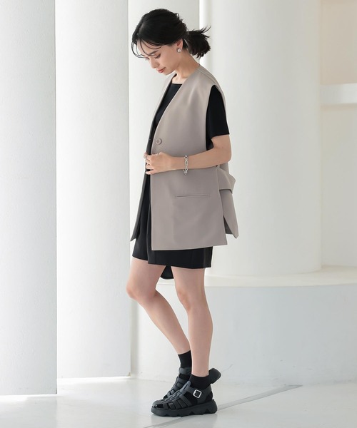 KOBE LETTUCE（コウベレタス）の「ショート丈ジレベスト（ベスト・レディース・グレイッシュベージュ/ブラック/ホワイト系・FREE）」の11枚目の写真