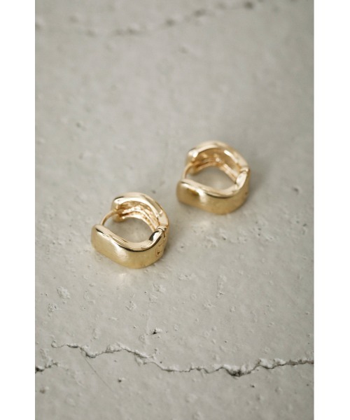 AZUL by moussy(アズールバイマウジー)の「WAVE METAL MINI HOOP EARRINGS/ウェーブメタルミニフープピアス(ピアス(両耳用)・レディース・シルバー/ゴールド系その他・FREE)」の1枚目の写真