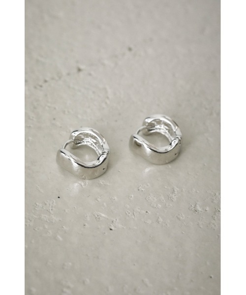 AZUL by moussy(アズールバイマウジー)の「WAVE METAL MINI HOOP EARRINGS/ウェーブメタルミニフープピアス(ピアス(両耳用)・レディース・シルバー/ゴールド系その他・FREE)」の2枚目の写真