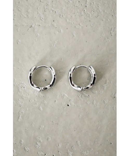 AZUL by moussy(アズールバイマウジー)の「WAVE METAL MINI HOOP EARRINGS/ウェーブメタルミニフープピアス(ピアス(両耳用)・レディース・シルバー/ゴールド系その他・FREE)」の4枚目の写真