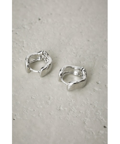 AZUL by moussy(アズールバイマウジー)の「WAVE METAL MINI HOOP EARRINGS/ウェーブメタルミニフープピアス(ピアス(両耳用)・レディース・シルバー/ゴールド系その他・FREE)」の5枚目の写真