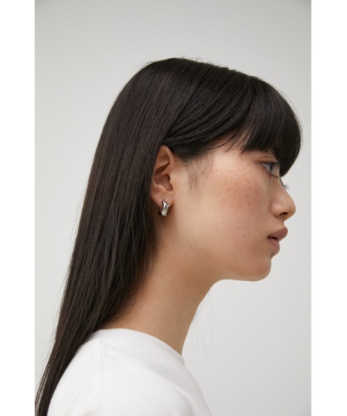 AZUL by moussy(アズールバイマウジー)の「WAVE METAL MINI HOOP EARRINGS/ウェーブメタルミニフープピアス(ピアス(両耳用)・レディース・シルバー/ゴールド系その他・FREE)」の8枚目の写真