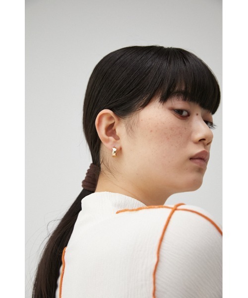 AZUL by moussy(アズールバイマウジー)の「WAVE METAL MINI HOOP EARRINGS/ウェーブメタルミニフープピアス(ピアス(両耳用)・レディース・シルバー/ゴールド系その他・FREE)」の11枚目の写真