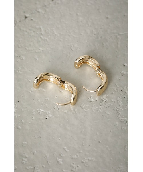 AZUL by moussy(アズールバイマウジー)の「WAVE METAL MINI HOOP EARRINGS/ウェーブメタルミニフープピアス(ピアス(両耳用)・レディース・シルバー/ゴールド系その他・FREE)」の15枚目の写真