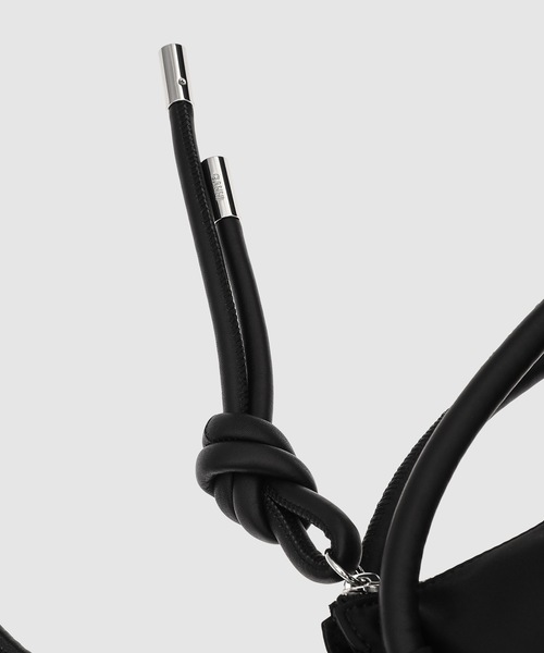GANNI(ガニー)の「Knot Mini Bag(ショルダーバッグ・レディース・ピンク/ブルー/ブラック・ONE SIZE)」の7枚目の写真