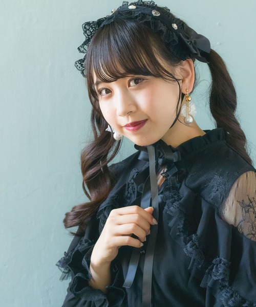 ROJITA(ロジータ)の「ビジュパール付きサイドリボンヘッドドレス(その他ヘアアクセサリー・レディース・ホワイト/ブラック・FREE)」の2枚目の写真