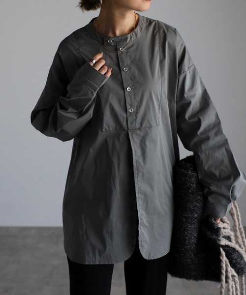 Fizz（フィズ）の「【maiko_wear × Fizz コラボ】　スタンドカラーデザインシャツ（シャツ/ブラウス・レディース・スミクロ/ホワイト/カーキ・M）」の1枚目の写真