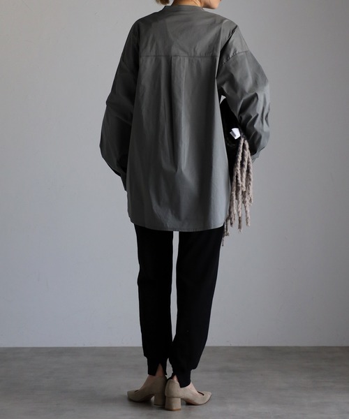 Fizz（フィズ）の「【maiko_wear × Fizz コラボ】　スタンドカラーデザインシャツ（シャツ/ブラウス・レディース・スミクロ/ホワイト/カーキ・M）」の19枚目の写真