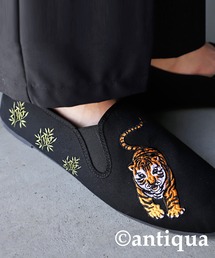 トラ刺繍スリッポン