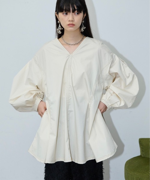 THE YOn(ザヨン)の「2WAYボリュームカーブスリーブパネルフレアチュニック(シャツ/ブラウス・レディース・セージグリーン/ブラック/アイボリー・FREE)」の2枚目の写真