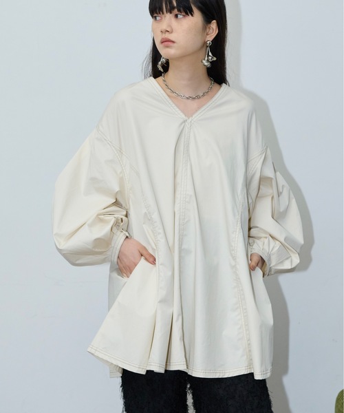 THE YOn(ザヨン)の「2WAYボリュームカーブスリーブパネルフレアチュニック(シャツ/ブラウス・レディース・セージグリーン/ブラック/アイボリー・FREE)」の4枚目の写真