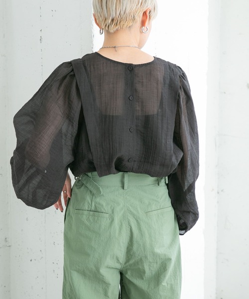 KBF（ケイビーエフ）の「2WAYボリュームスリーブタックブラウス（シャツ/ブラウス・レディース・アイボリー/ブラック/グリーン系その他・ONE）」の2枚目の写真