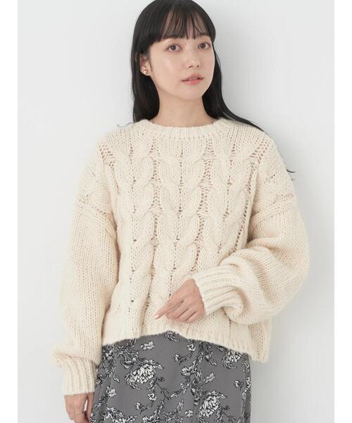 earth music&ecology(アースミュージックアンドエコロジー)の「ローゲージ手編み風ケーブルプルオーバー(Tシャツ/カットソー・レディース・オフホワイト/グレイッシュベージュ/ブルー/レッド・FREE)」の5枚目の写真