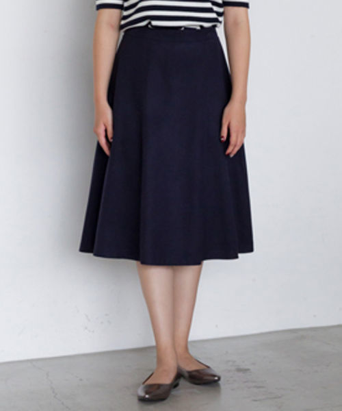 NATURAL BEAUTY BASIC（ナチュラルビューティーベーシック）の「【JJ 11月号掲載】フェイクスエードスカート（スカート・レディース・ダークベージュ/ネイビー・SMALL/MEDIUM/X-SMALL）」の2枚目の写真